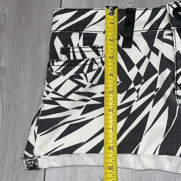 AI authentic icon black and white geometric funky retro pattern jean shorts 25 - Picture 5 of 10